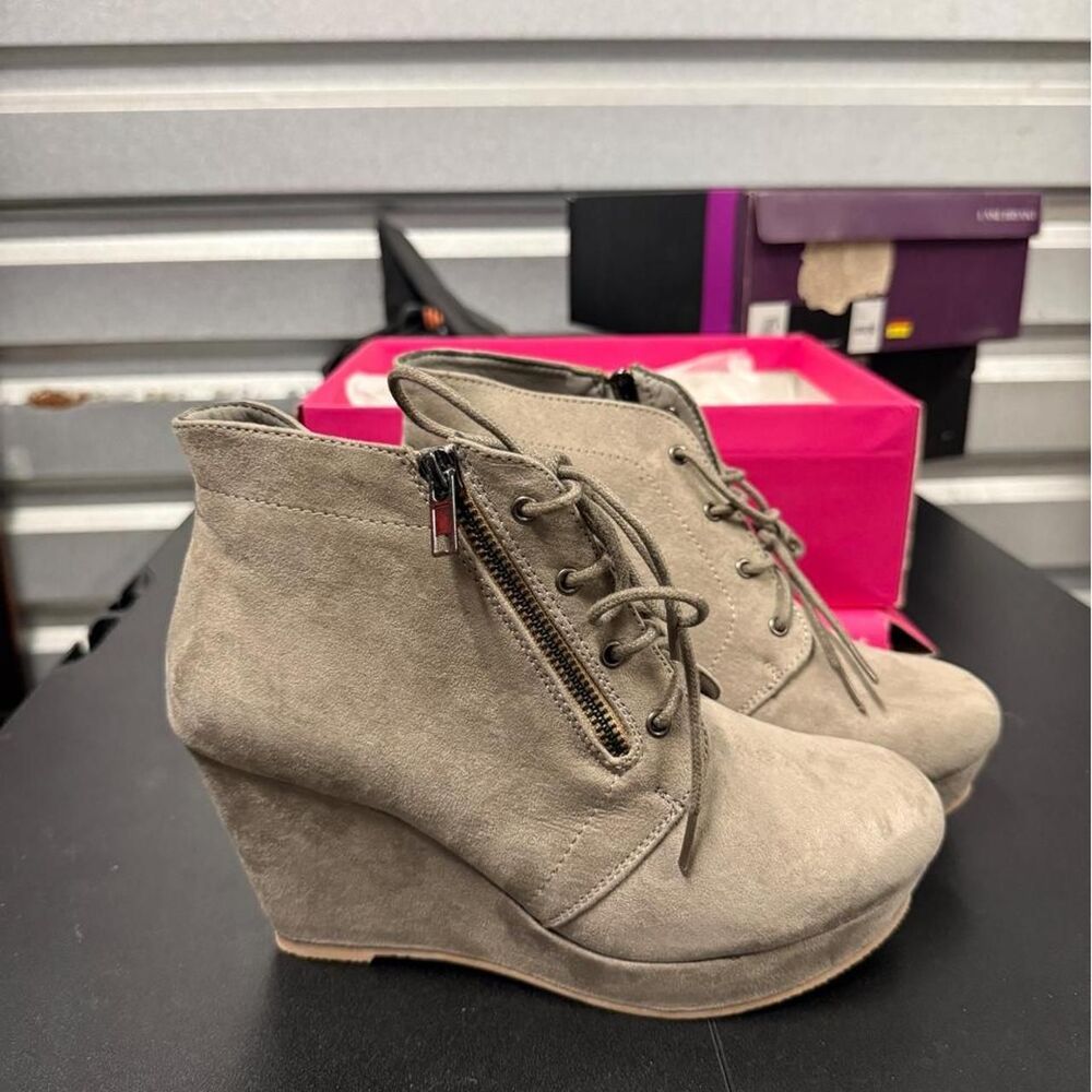 Shoe Dazzle Nivera Gray Suede Boots